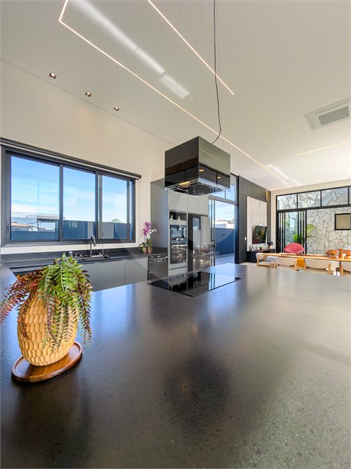 Indaiatuba - Quintas da Terracota - 1252 m² de terreno - casa térrea com 514 m² de área construída -3 vagas de garagem cobertas e 3 descobertas Lavabo - Sala de estar e jantar amplas e integradas - Escritório privativo - Cozinha toda equipada com geladeira, forno, micro-ondas, lava-louças,