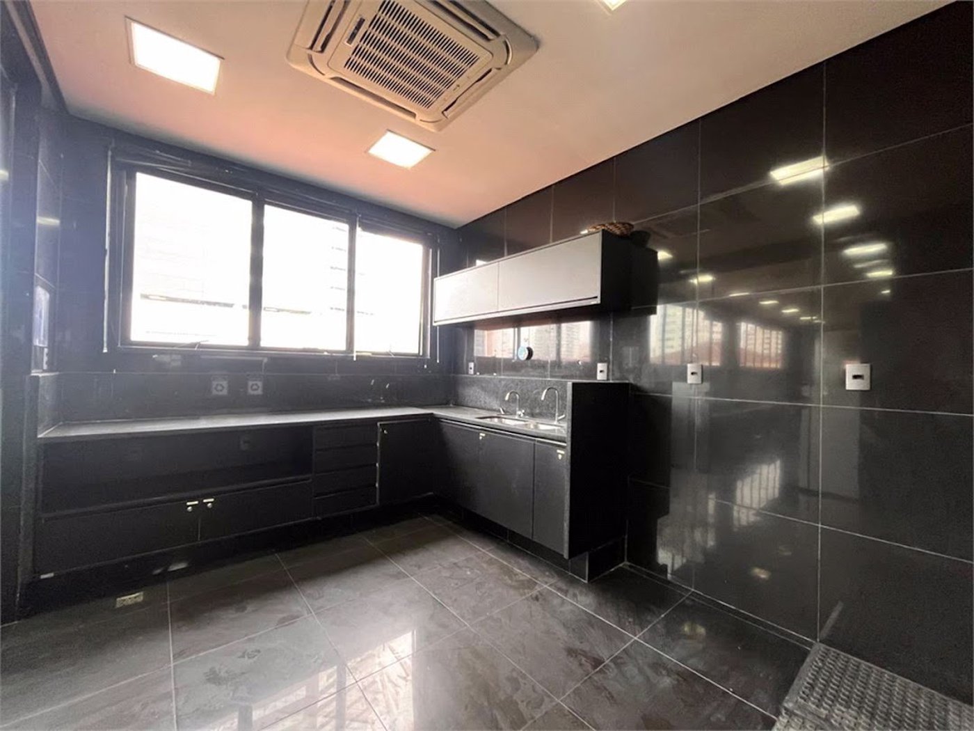 Prédio Corporativo em Santos | 4 Pavimentos | Galpão com Pé-Direito Duplo | Estrutura para +200 Pessoas | Compra Ou Locação