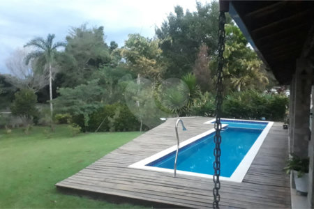 Casa à venda com 5 quartos, sendo 1 suíte, no condomínio Village da Serra, Araçoiaba da Serra - SP