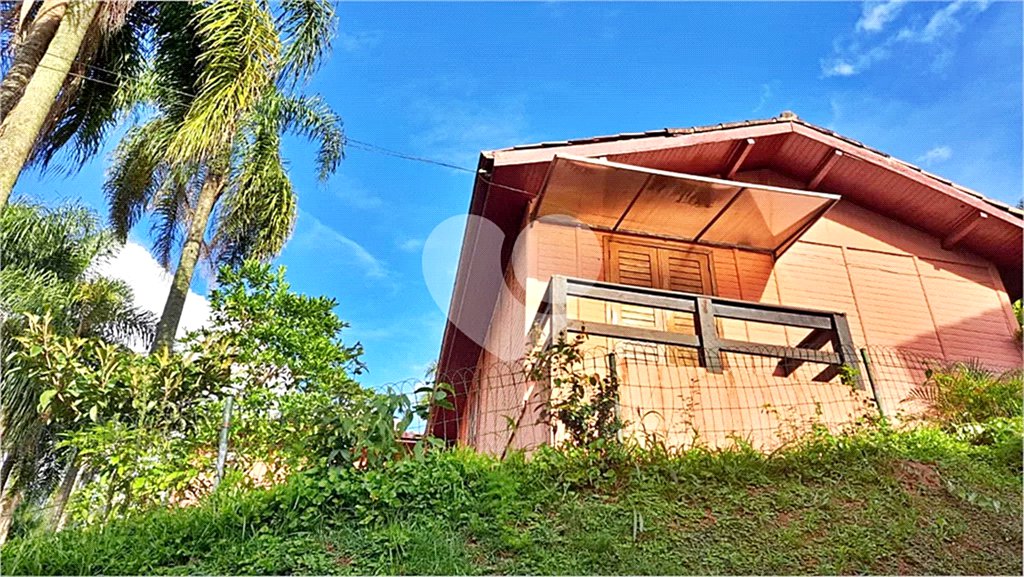 Casa à venda com 6 quartos, sendo 2 suítes, no condomínio Associação Reserva das Hortênsias, Mairiporã - SP