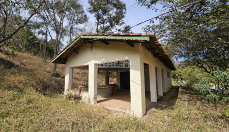 Chácara à venda com 2 quartos em Estância Santa Maria do Laranjal, Atibaia, SP