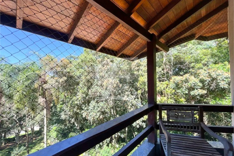 Sobrado à venda com 4 suítes em Serra da Cantareira, Mairiporã, SP
