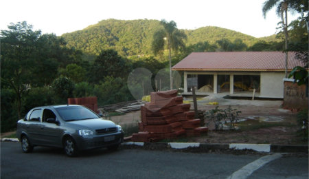 Casa à venda com 3 quartos, sendo 4 suítes,  no condomínio Sausalito, Mairiporã - SP