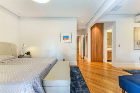 Apartamento à venda com 4 quartos, sendo 3 suítes, em Moema, São Paulo, SP