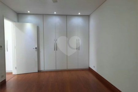 Sobrado à venda com 3 quartos, sendo 1 suíte, em City Campo Grande, São Paulo, SP