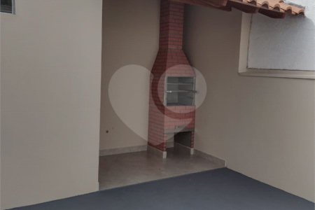Casa Térrea com 3 dormitórios, sendo 1 suíte.