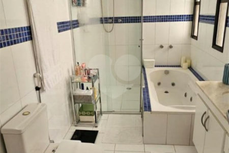 Apartamento na Vila Mariana de 200m2 com 4 dorms, 5 banheiros, 3 suítes, 4 vagas. Estuda permuta.