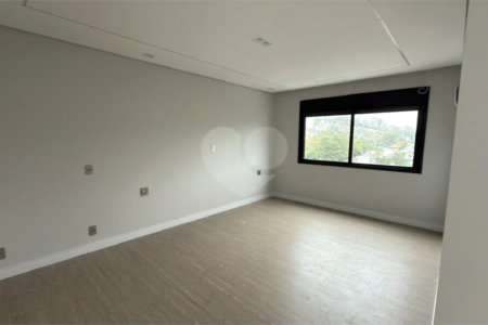 Sobrado de alto padrão no Swiss Park, totalmente reformado, com 4 suítes, piscina, elevador, espaço gourmet, 4 vagas e condomínio com lazer completo.