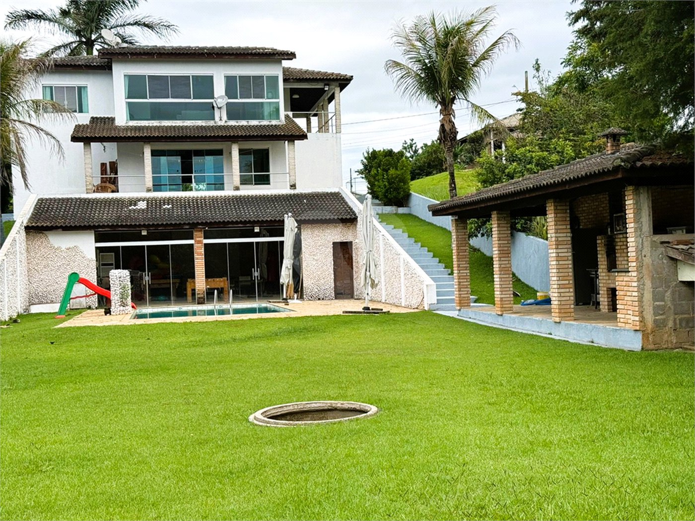 Casa à venda com 4 quartos, sendo 3 suítes, no condomínio Village da Serra, Araçoiaba da Serra - SP