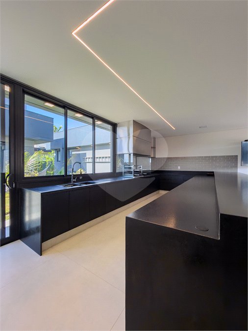 Indaiatuba - Quintas da Terracota - 1252 m² de terreno - casa térrea com 514 m² de área construída -3 vagas de garagem cobertas e 3 descobertas Lavabo - Sala de estar e jantar amplas e integradas - Escritório privativo - Cozinha toda equipada com geladeira, forno, micro-ondas, lava-louças,