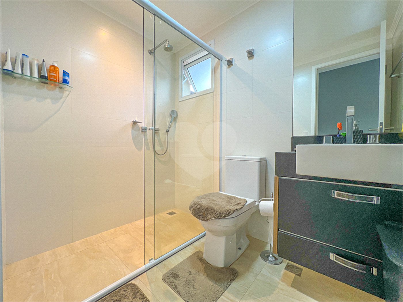Casa à venda com 4 quartos, sendo 2 suítes,  no condomínio Floradas da Serra, São Paulo - SP