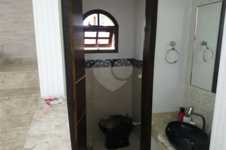 Sobrado à venda com 3 quartos, sendo 1 suíte,  em Jardim Santa Rita de Cássia, Suzano, SP