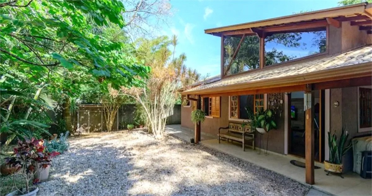 Casa à venda com 4 quartos, sendo 2 suítes, em Granja Viana, Cotia, SP