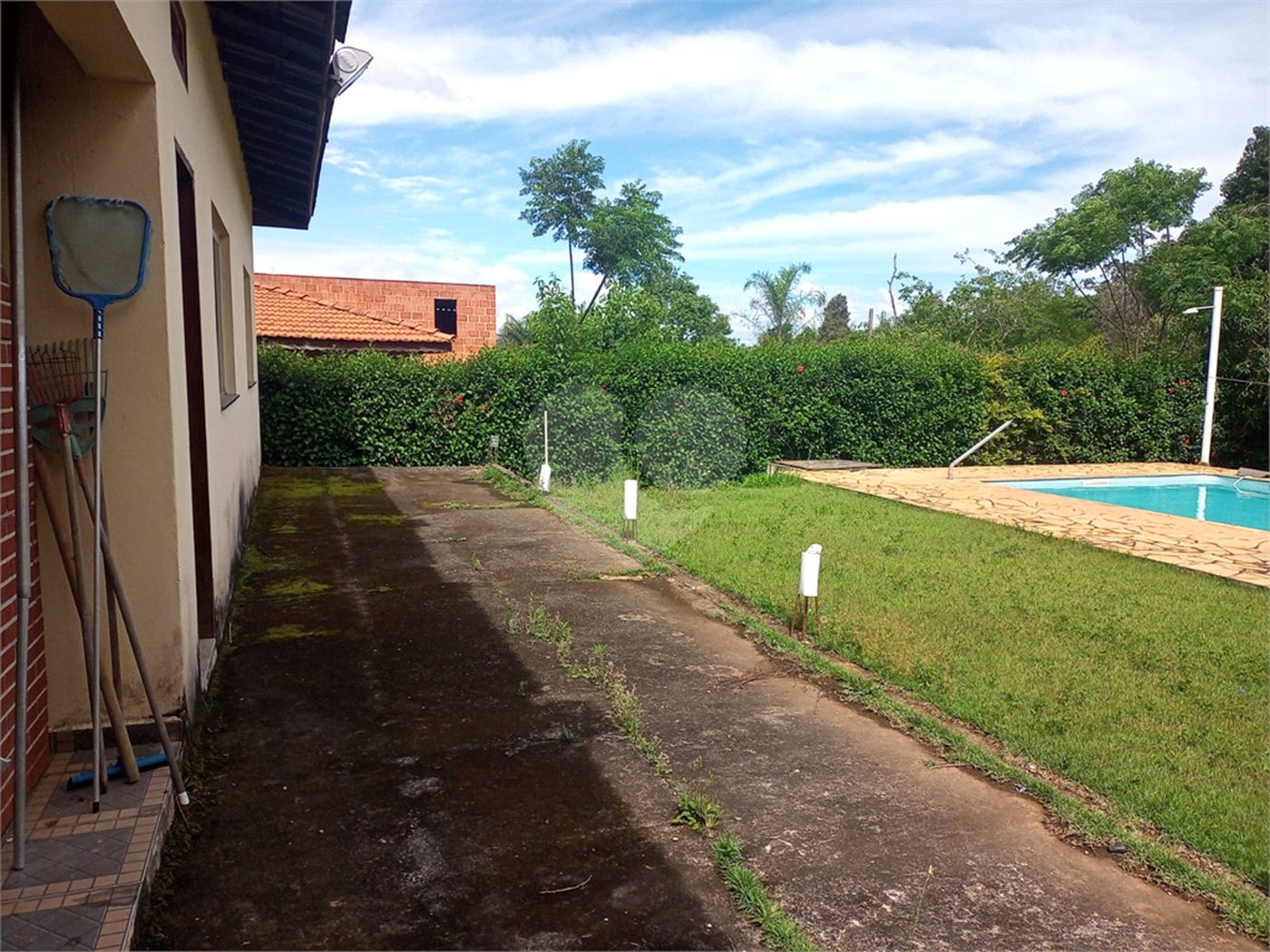 Casa à venda com 4 quartos, sendo 1 suíte,  no condomínio Village da Serra, Araçoiaba da Serra - SP