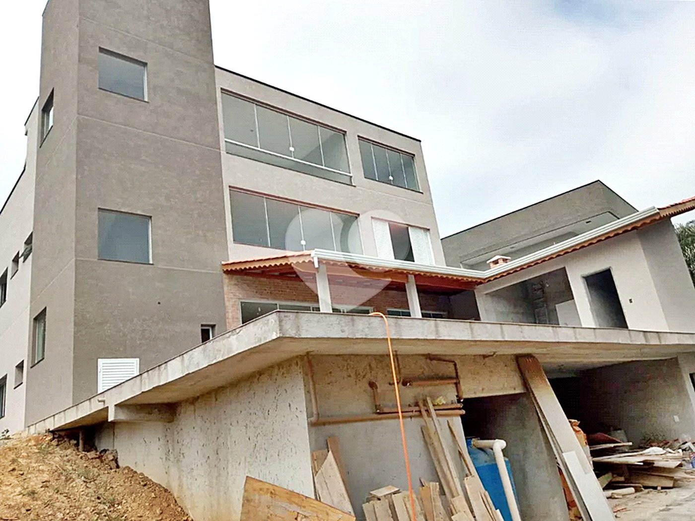 Casa à venda com 4 quartos, sendo 3 suítes, no condomínio Residencial Ecologico da Cantareira, Mairiporã - SP