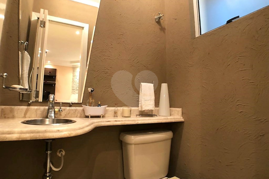 Casa à venda com 3 quartos, sendo 1 suíte, no condomínio Res Vista Verde, São Paulo - SP