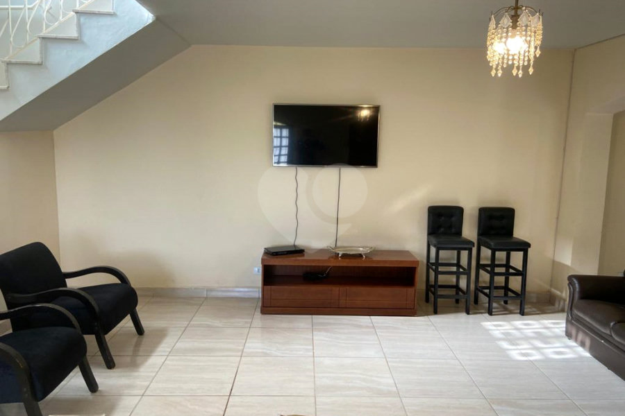 Casa à venda com 5 quartos, sendo 4 suítes, no condomínio Vilarejo Estoril, Mairiporã - SP