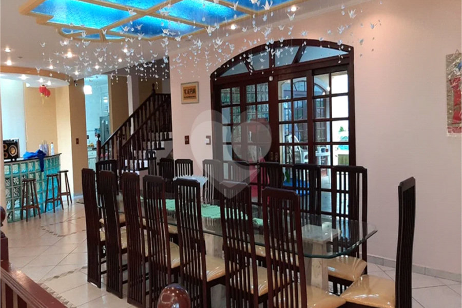 Casa à venda com 6 quartos, sendo 4 suítes, no condomínio Alpes da Cantareira, Mairiporã - SP