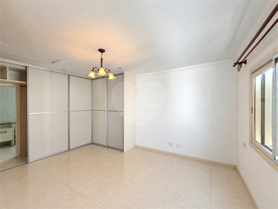 Casa à venda com 3 quartos, sendo 1 suíte, no condomínio Vila das Emboabas, São Paulo - SP