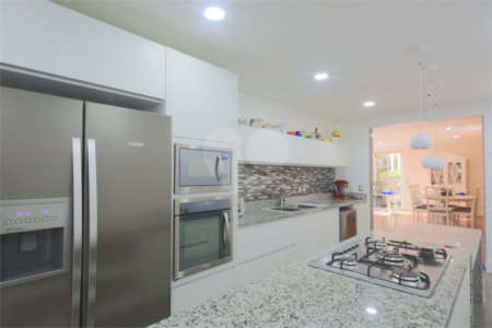 Sobrado à venda com 5 quartos, sendo 4 suítes, em Alto da Boa Vista, São Paulo, SP