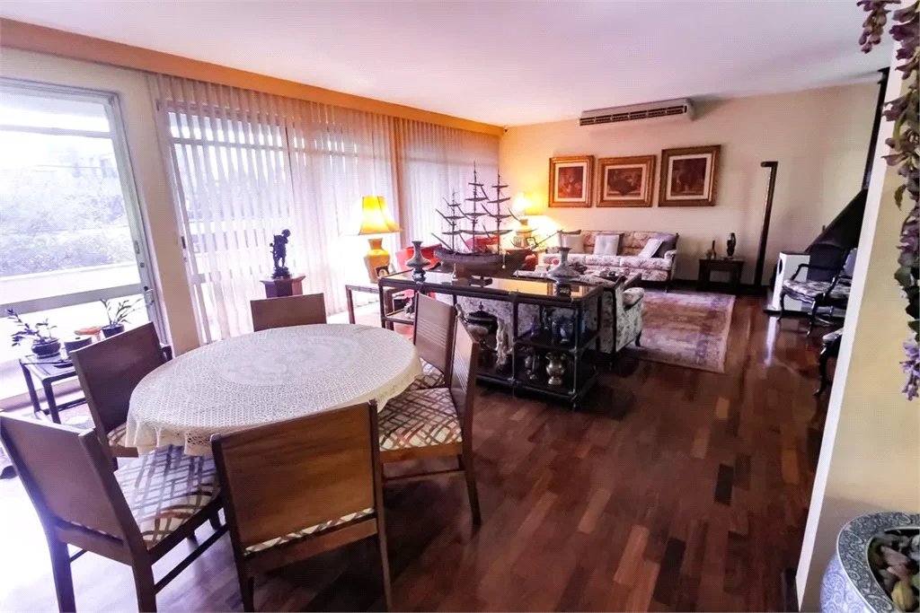 Sobrado à venda com 4 quartos, sendo 3 suítes, em Vila Sônia, São Paulo, SP
