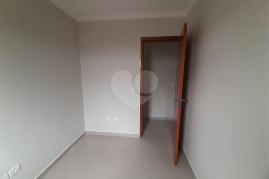Apartamento COBERTURA com 66m2, 3 quartos, banheiro, sala, cozinha, quintal e 1 vaga