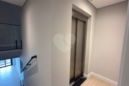 Sobrado de alto padrão no Swiss Park, totalmente reformado, com 4 suítes, piscina, elevador, espaço gourmet, 4 vagas e condomínio com lazer completo.