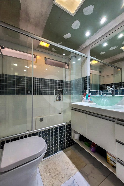 Apartamento de 143m² com 3 dormitórios e 2 vagas de garagem.