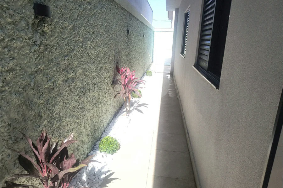 casa térrea, recém construida, 3 dormitórios sendo 1 suíte, 2 vagas de garagem, piscina e espaço gourmet