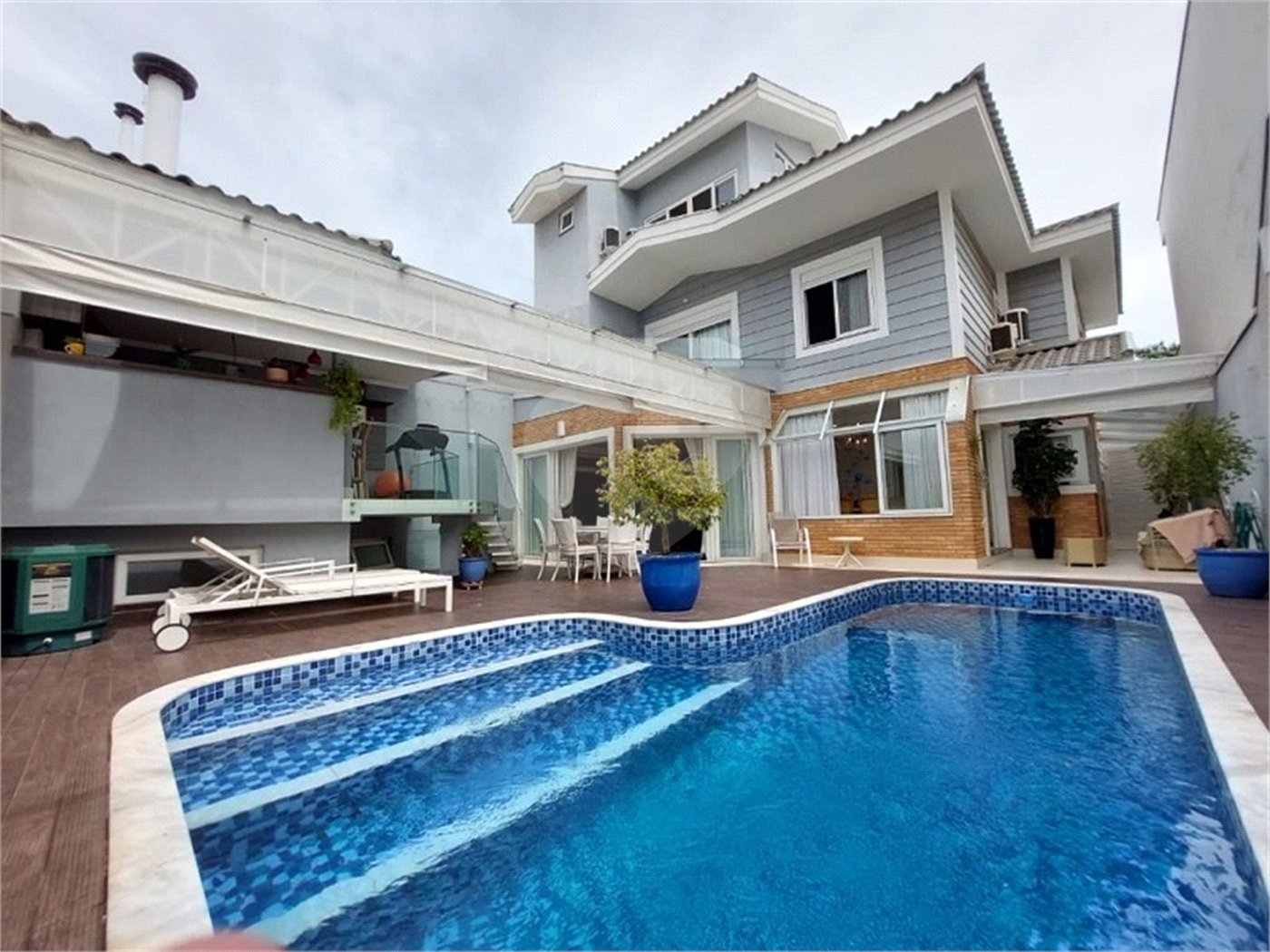 Casa à venda com 4 suítes no condomínio Granja Olga II, Sorocaba - SP