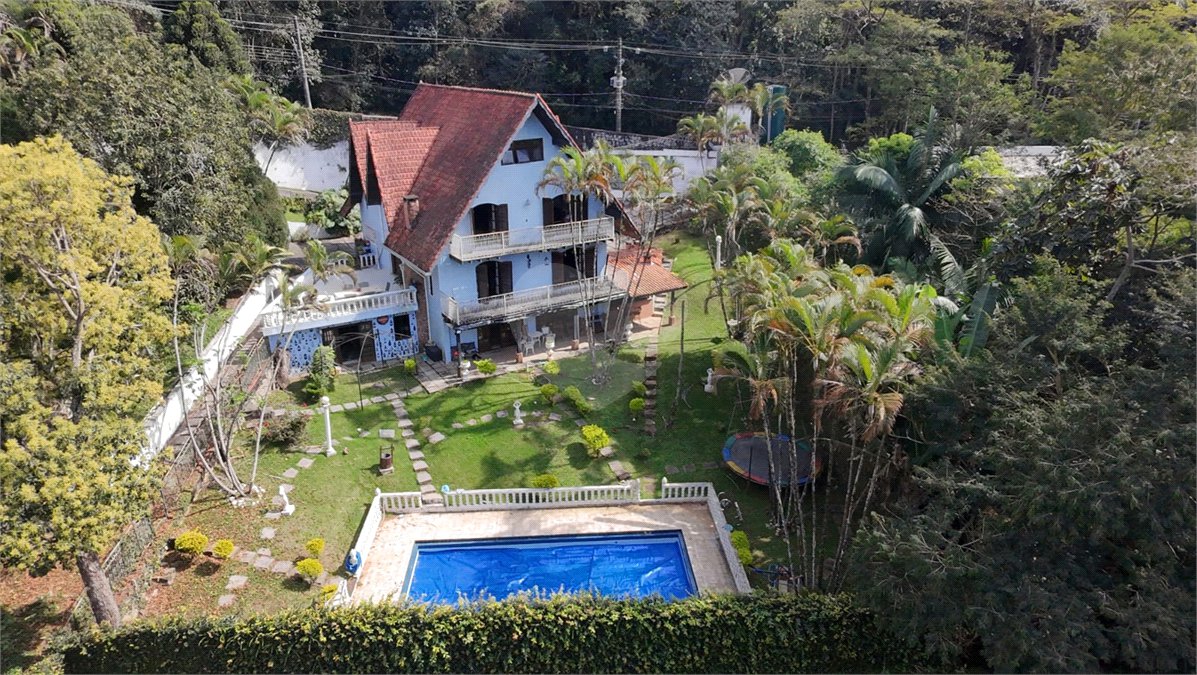 Sobrado à venda com 4 suítes em Serra da Cantareira, Mairiporã, SP