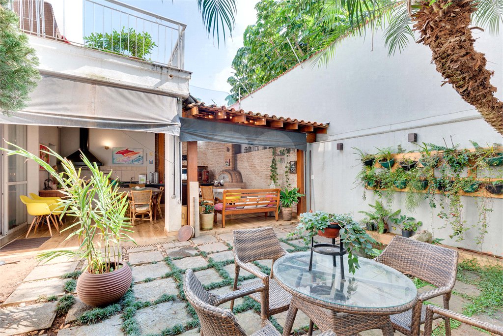 Casa à venda com 3 suítes no condomínio Vila Versalhes, São Paulo - SP