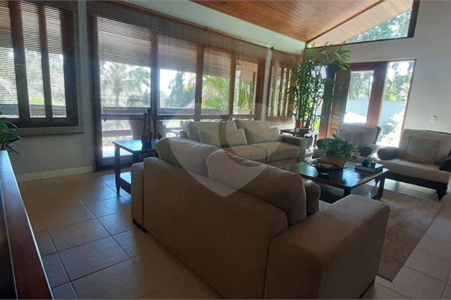 Casa à venda com 4 quartos, sendo 3 suítes, no condomínio Sausalito, Mairiporã - SP