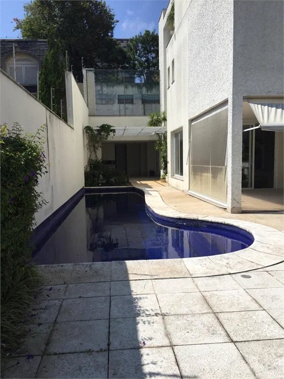 Sobrado à venda ou para alugar com 7 quartos, sendo 4 suítes, em Cidade Jardim, São Paulo, SP