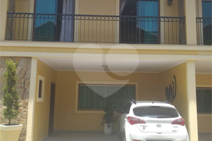 Casa à venda com 3 quartos, sendo 1 suíte, no condomínio Horto Residence, São Paulo - SP