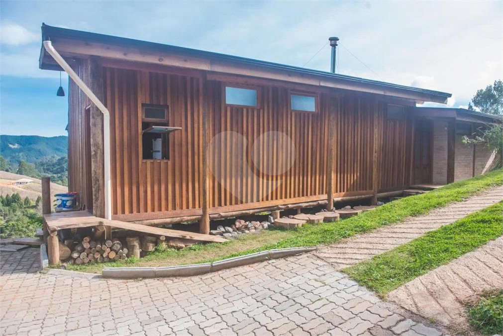 Vende-se Linda Casa Em Camanducaia - MG