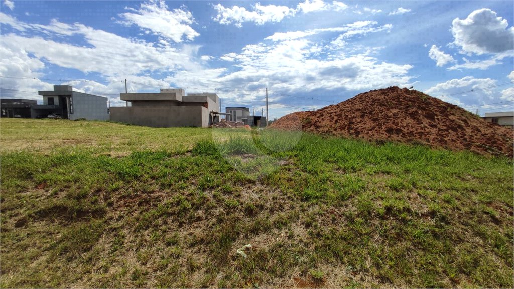Lote à Venda em São Carlos, no Condomínio Villeneuve I