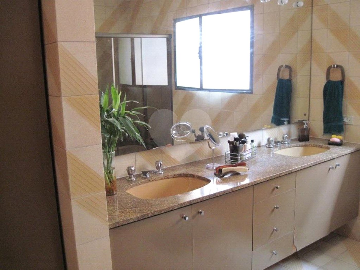 Casa à venda com 4 quartos, sendo 2 suítes,  em Jardim Leonor, São Paulo, SP