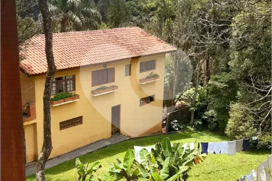 Casa à venda com 3 quartos, sendo 1 suíte, no condomínio Jardim da Monntanha II, Mairiporã - SP