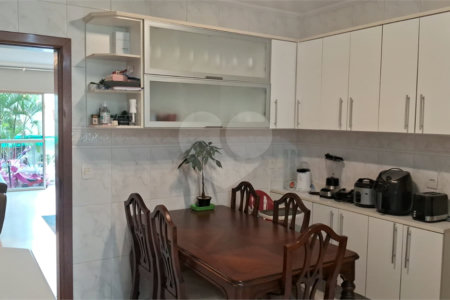 Apartamento a venda na Aclimação com 4 dormitórios e 2 vagas.