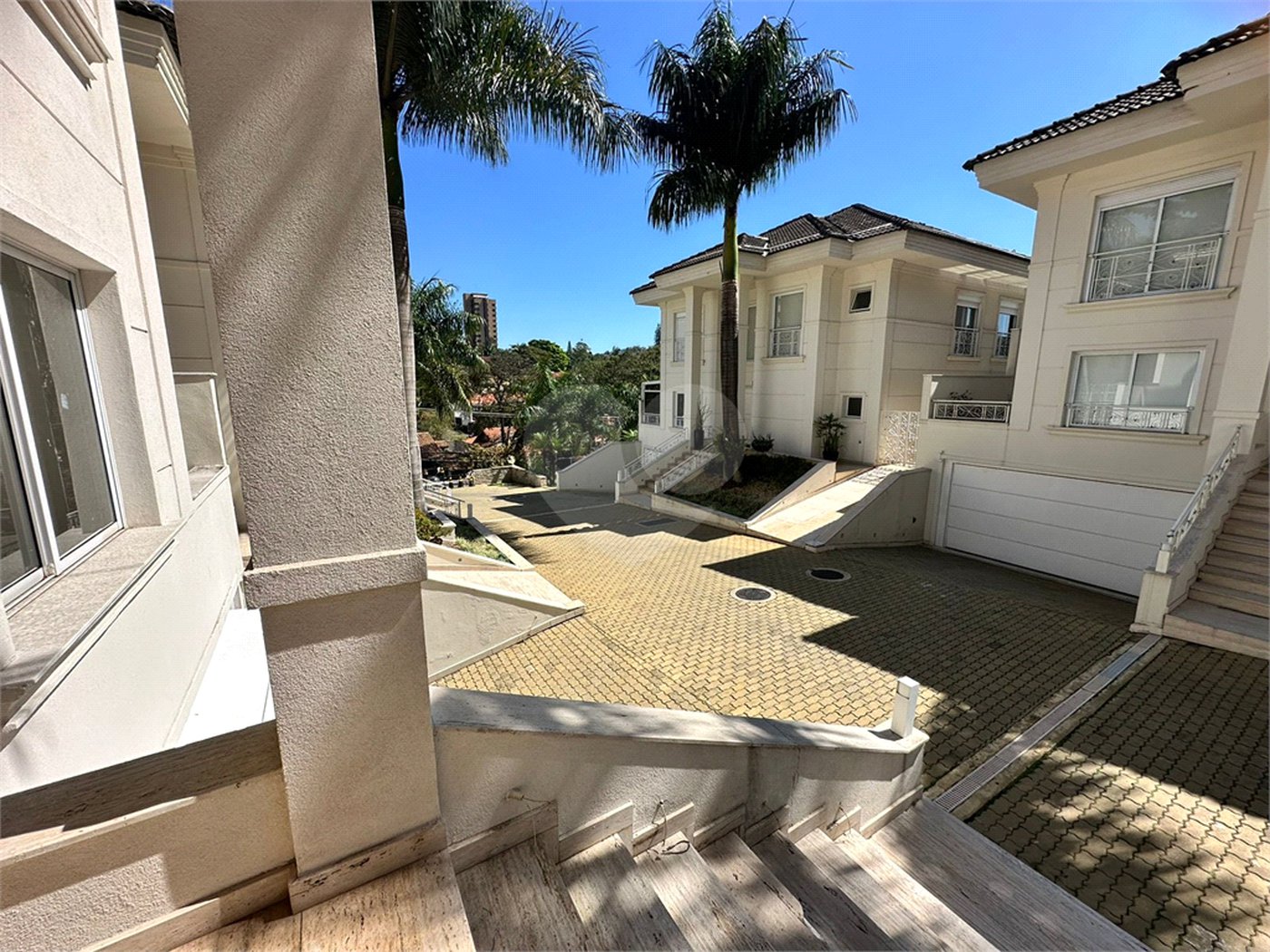 Casa à venda com 4 suítes no condomínio Villaggio Houda, São Paulo - SP