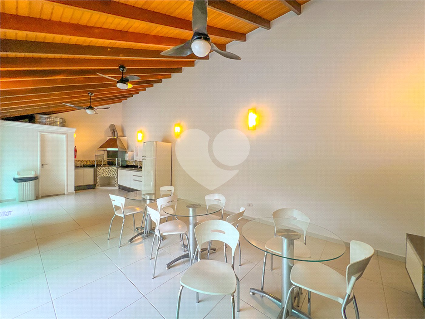 Casa à venda com 3 quartos, sendo 2 suítes, no condomínio Floradas da Serra, São Paulo - SP
