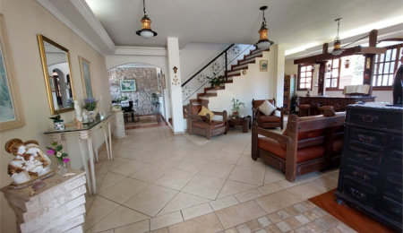 Casa à venda ou para alugar com 5 quartos, sendo 1 suíte,  em Cumbari, Mairiporã, SP