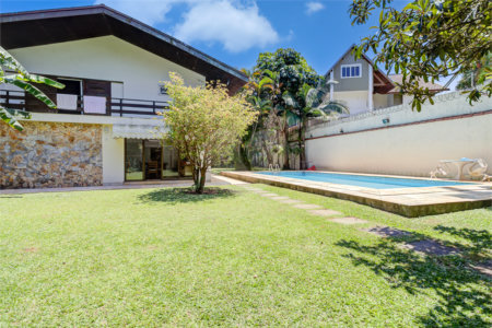 Casa Térrea à venda com 5 quartos, sendo 4 suítes, em Interlagos, São Paulo, SP