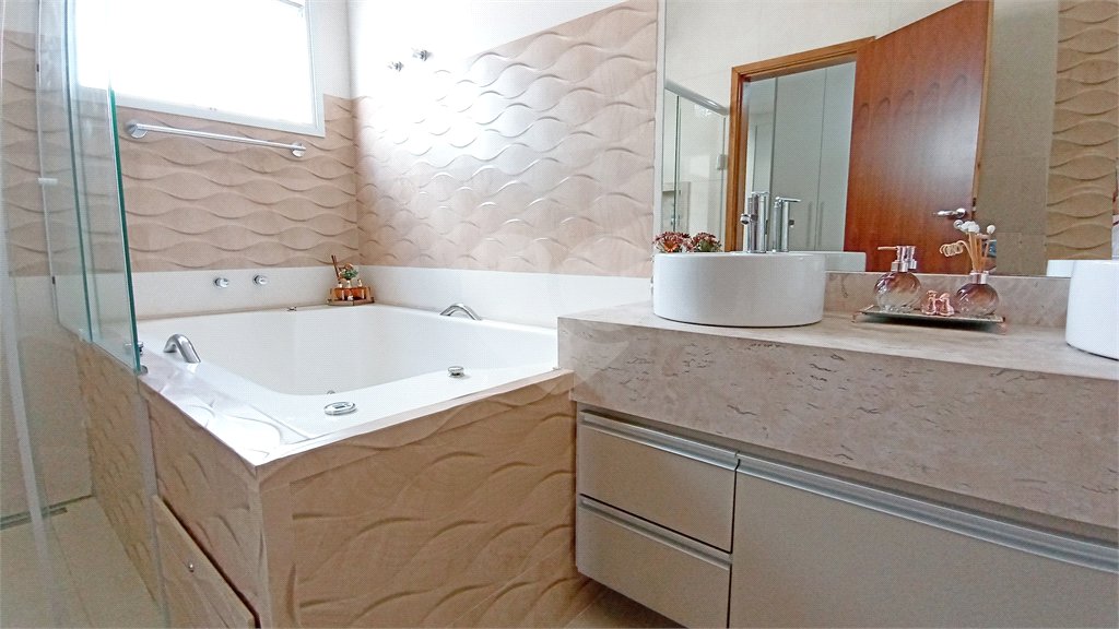 Casa à venda com 3 suítes no condomínio Vila do Sol, Valinhos - SP