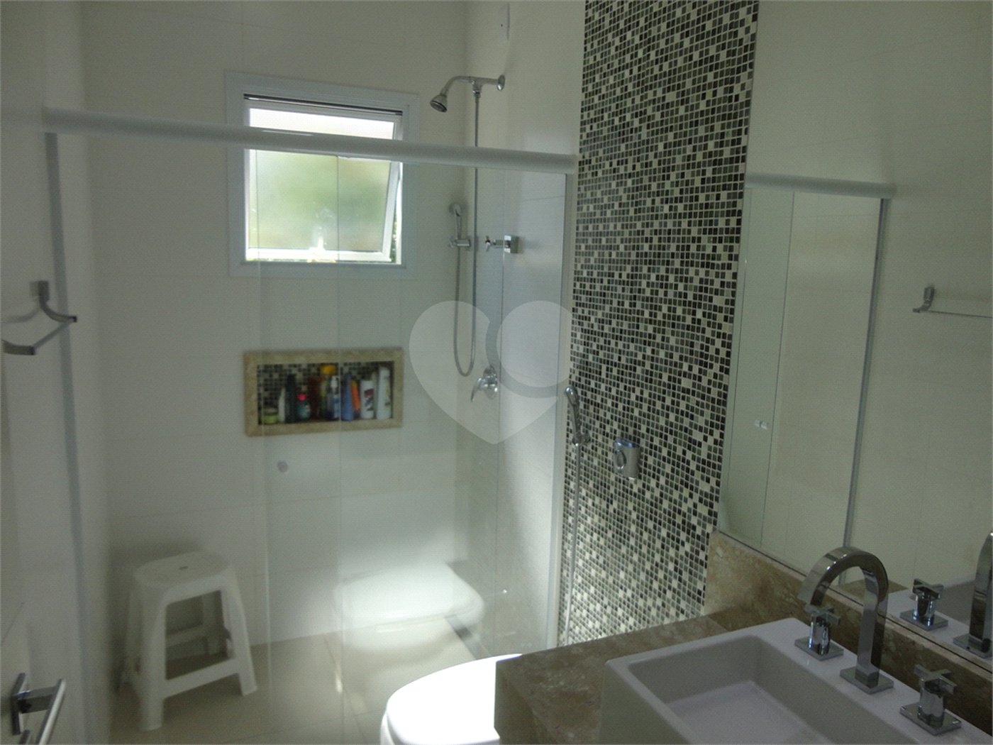 Casa à venda com 3 quartos, sendo 2 suítes, no condomínio Águas da Serra, Valinhos - SP