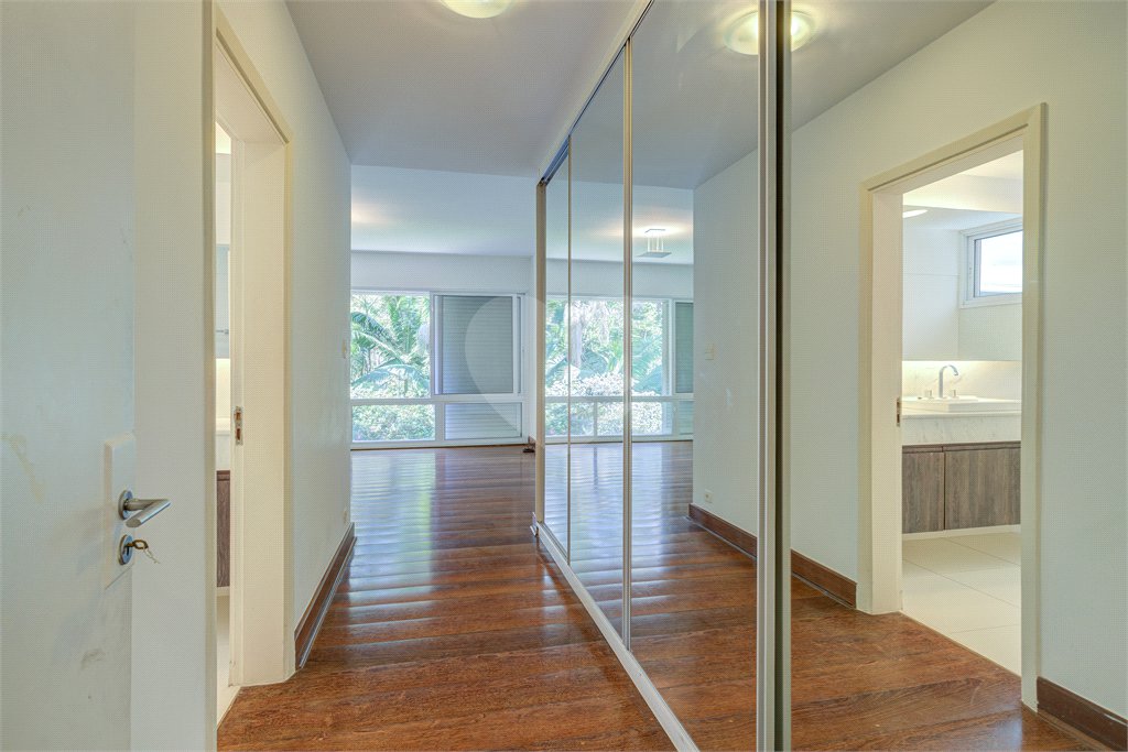 Casa para alugar com 5 quartos, sendo 3 suítes, no condomínio Chácara Flora, São Paulo - SP