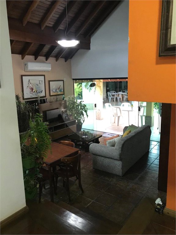 Casa à venda com 3 quartos, sendo 2 suítes,  em Vila Oliveira, Mogi das Cruzes, SP