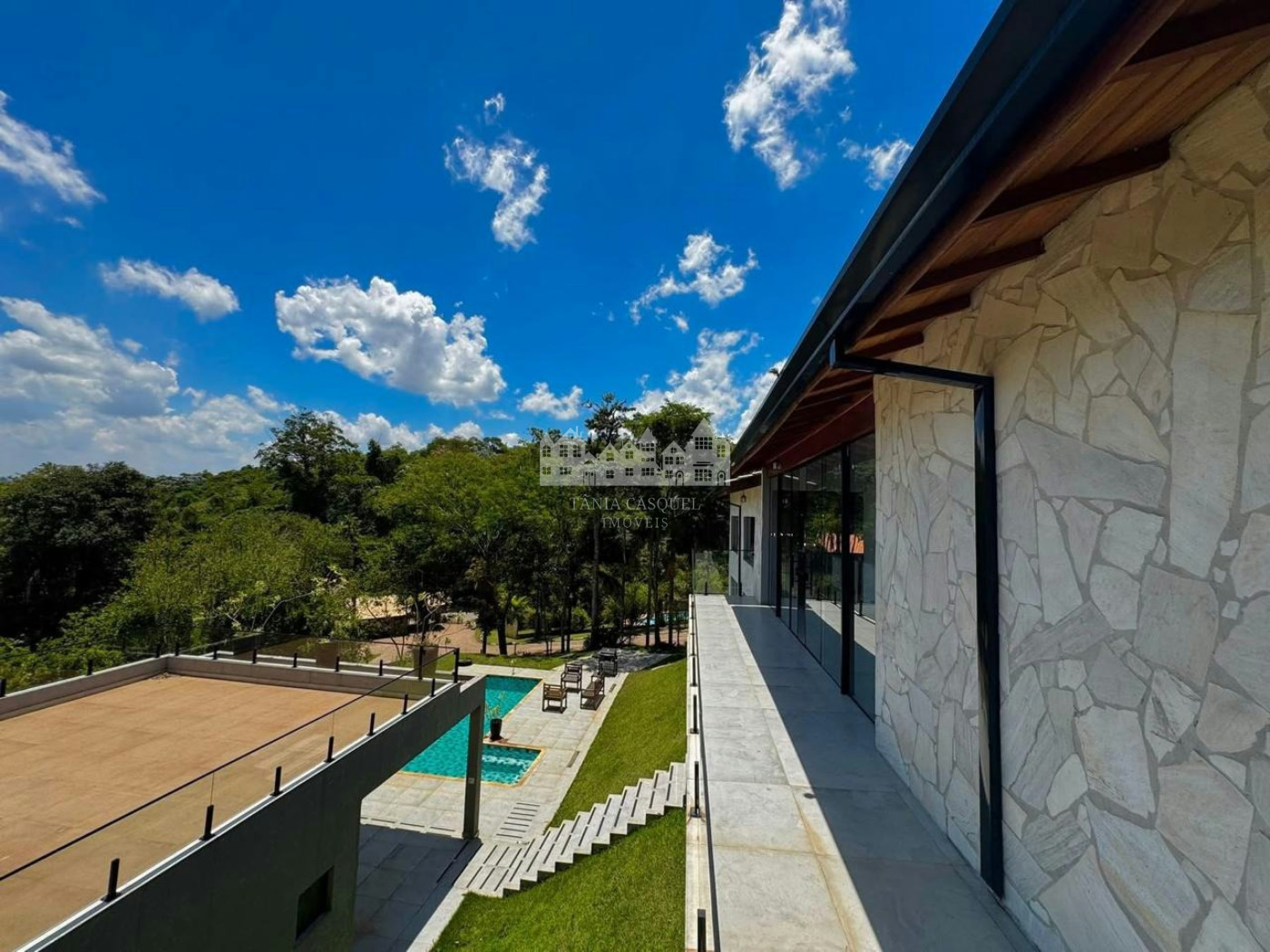Casa à venda com 4 suítes no condomínio Portal Ouro Verde, Atibaia - SP