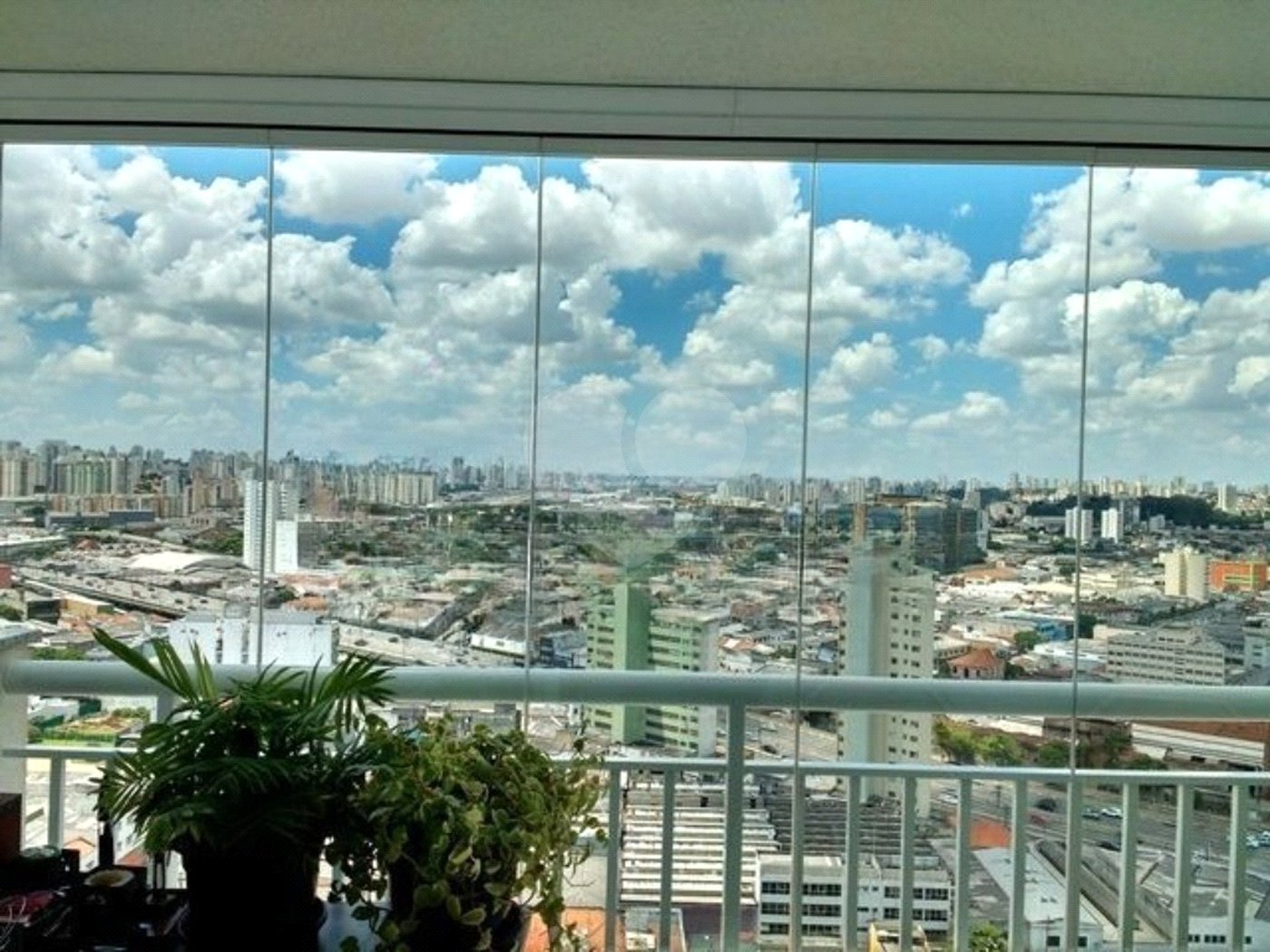 Apartamento à venda no Brás, 1 quarto, varanda, garagem, semimobiliado